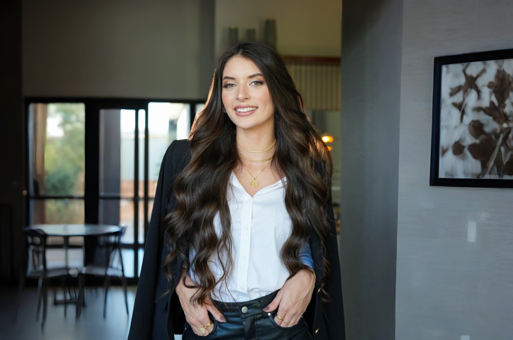 Look preto com acessórios dourados: elegância com Munrá Semijoias